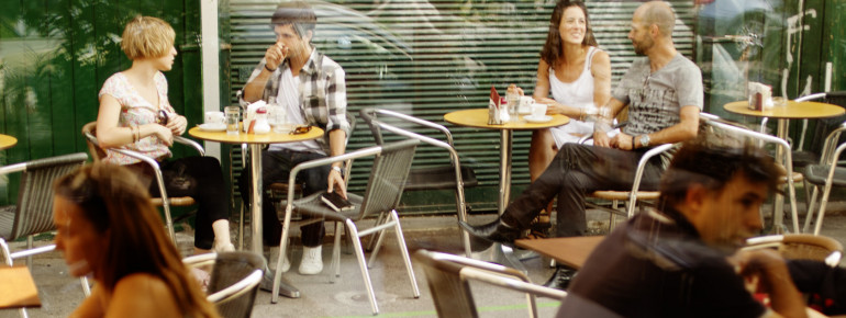 Du kannst in einem der Lokale auch einfach in Ruhe den Trubel des Naschmarktes beobachten.