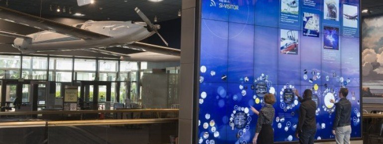 Die interaktive Wand in der Boeing Milestones of Flight Hall.