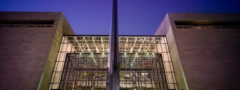 Die Außenfassade des Smithsonian National Air and Space Museum.