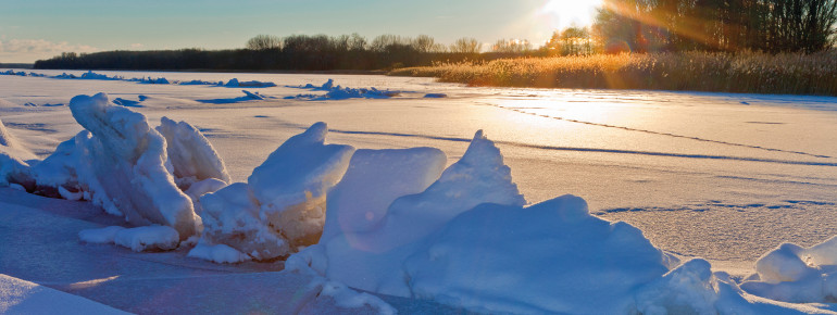Genieße in den kalten Monaten die herrliche Winterlandschaft an der vereisen Müritz.
