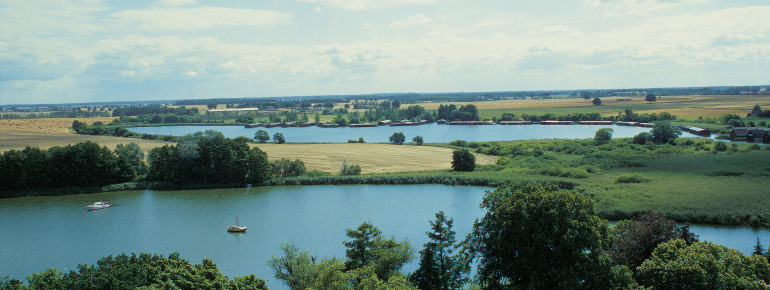 Mehr als 100 glasklare Seen und zahllose kleine Tümpel durchweben die Landschaft im Müritz-Nationlpark.