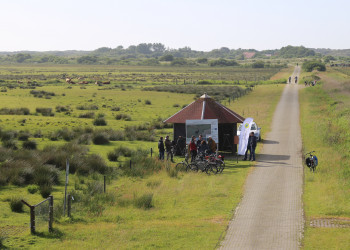 Die Schutzhütte am Ostlandweg bietet einen guten Überblick über das LIFE-Projekt "Wiesenvögel".