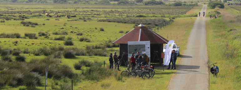 Die Schutzhütte am Ostlandweg bietet einen guten Überblick über das LIFE-Projekt "Wiesenvögel".