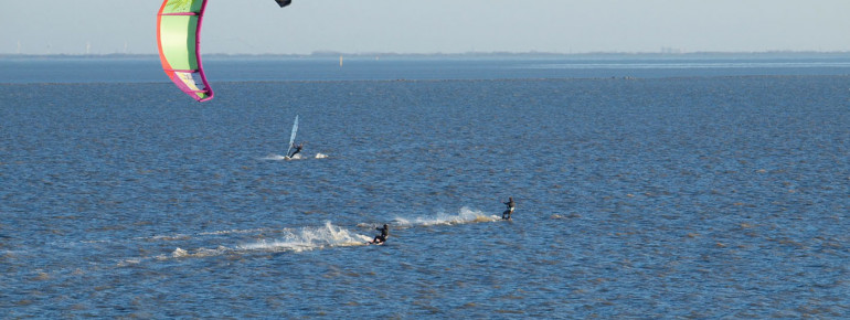 In besonders gekennzeichneten Bereichen ist im Nationalpark das Kitesurfen erlaubt.