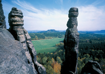 Der bekannteste Felsen des Elbsteingebirges im Nationalpark Sächsische Schweiz ist die rund 47 Meter hohe Barbarine.
