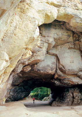 Das Felsentor Kuhstall befindet sich in der Kernzone des Nationalparks, auf der vierten Etappe des „Malerweges“.