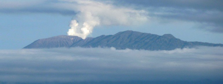 Die aufsteigenden Rauchsäulen sind schon aus der Ferne zu sehen.