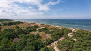 Mitten im Nationalpark Vorpommersche Boddenlandschaft an der Nordwestspitze des Darß liegt das NATUREUM am historischen Leuchtturmgehöft.