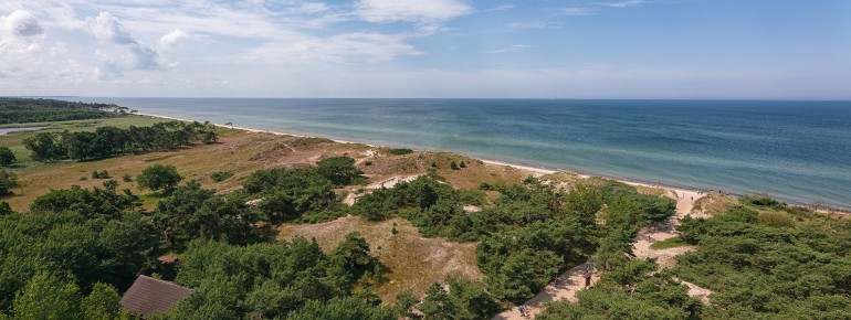 Mitten im Nationalpark Vorpommersche Boddenlandschaft an der Nordwestspitze des Darß liegt das NATUREUM am historischen Leuchtturmgehöft.