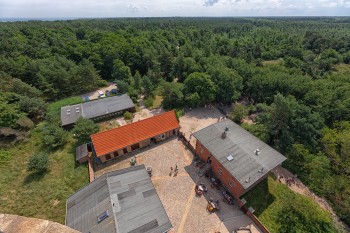 Der 1848 erbaute Leuchtturm Darßer Ort gehört zu den ältesten an der deutschen Ostseeküste und belohnt nach 134 Stufen mit einem weiten Blick über die Ostsee.