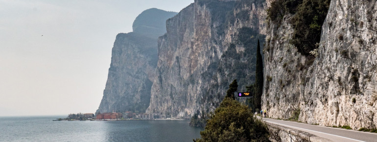Schroffe Felslandschaft direkt über dem Gardasee.