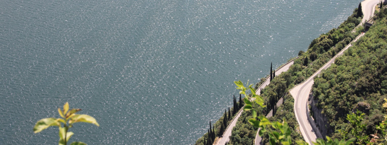 Die SS45bis schlängelt sich direkt am Ufer des Sees entlang und führt dich so durch den Naturpark.