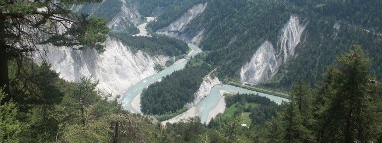 Über die Rheinschlucht kommst du ins Safiental