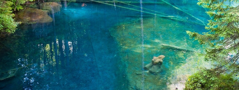 Der glasklare See mit seiner tiefblauen Färbung.