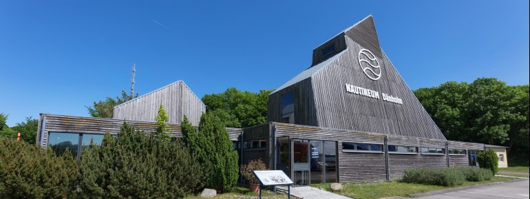 Auf den historischen Wallanlagen mit altem Baumbestand zeigt das NAUTINEUM zahlreiche Großexponate der Fischerei, Meeresforschung und Hydrographie.