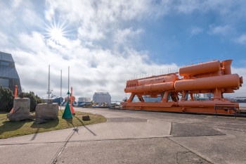 Vom Gelände des NAUTINEUMs bietet sich ein eindrucksvoller Blick über das Wasser auf die Stralsunder Altstadt.