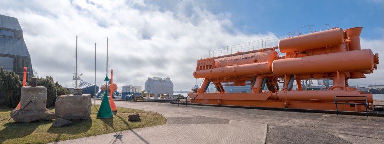 Vom Gelände des NAUTINEUMs bietet sich ein eindrucksvoller Blick über das Wasser auf die Stralsunder Altstadt.
