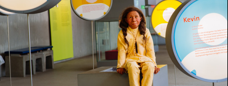 Neanderthaler Mädchen Kina taucht in Lebensgröße immer wieder mal in der Dauerausstellung auf.