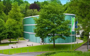 Das Gebäude des Museums ist ganz in Grün gehalten.