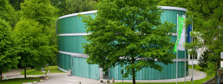 Das Gebäude des Museums ist ganz in Grün gehalten.