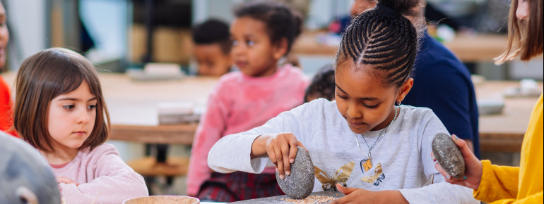 In der Steinzeitwerkstatt können Kinder unter anderem wie früher Brot backen.