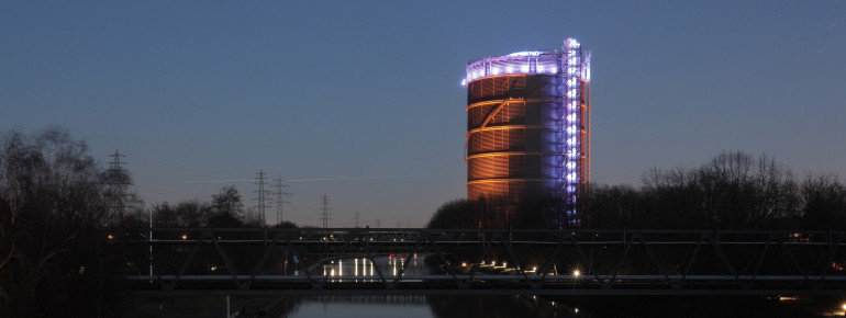 Das Gasometer am Rhein-Herne-Kanal bei Nacht.