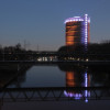 Das Gasometer am Rhein-Herne-Kanal bei Nacht.