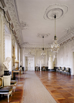 Das Bild zeigt den weißen Saal, der einer von den 40 Prunkräumen in der Neuen Residenz ist.