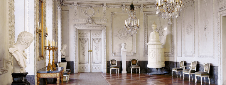 Das Bild zeigt den weißen Saal, der einer von den 40 Prunkräumen in der Neuen Residenz ist.