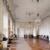 Das Bild zeigt den weißen Saal, der einer von den 40 Prunkräumen in der Neuen Residenz ist.