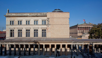 Das Neue Museum befindet sich neben der Alten Nationalgalerie.