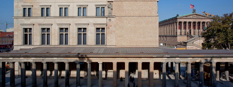 Das Neue Museum befindet sich neben der Alten Nationalgalerie.