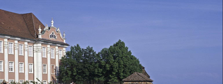 Der Teepavillon befindet sich im unteren Gartenparterre. Er ist von dem Garten des 18. Jahrhunderts erhalten geblieben.