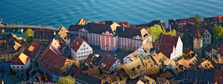 Malerisch liegt das Schloss über Stadt und See.