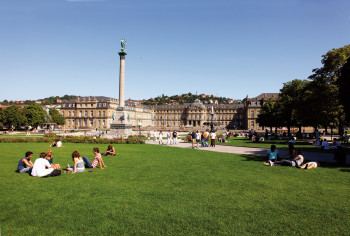 Der Schlossplatz ist teilweise auch begrünt und beliebter Treffpunkt der Stuttgarter.