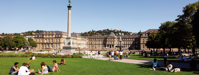 Der Schlossplatz ist teilweise auch begrünt und beliebter Treffpunkt der Stuttgarter.