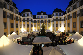 An den ersten beiden Adventswochenenden findet im Innenhof das traditionelle Weihnachten im Schloss statt.