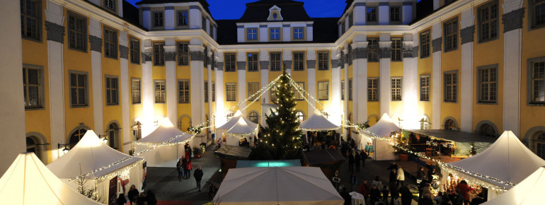An den ersten beiden Adventswochenenden findet im Innenhof das traditionelle Weihnachten im Schloss statt.