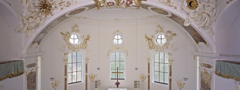 Arkaden, Emporen und die große Apsis machen die Schlosskapelle besonders sehenswert.