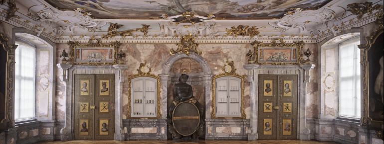 Das Fass auf dem die Bacchusfigur sitzt, ist der Ofen des Festsaals.