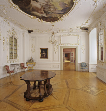 Im Tafelzimmer ist der vergoldete Konsoltisch aus der Zeit der Grafen von Monfort zu sehen.
