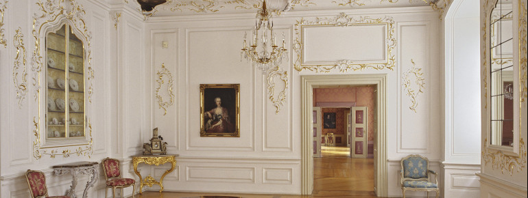 Im Tafelzimmer ist der vergoldete Konsoltisch aus der Zeit der Grafen von Monfort zu sehen.