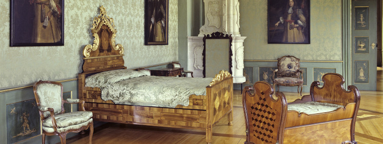 Das barocke Kinderbett steht im Zweiten Grünen Zimmer.