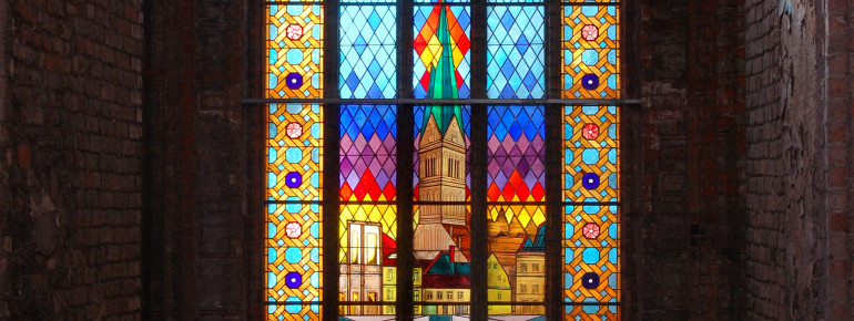 2009 wurde das Gedenkfenster durch J. Breitsprecher geschaffen.