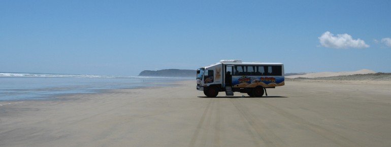 Vor Ort werden Busfahrten über den Strand angeboten.