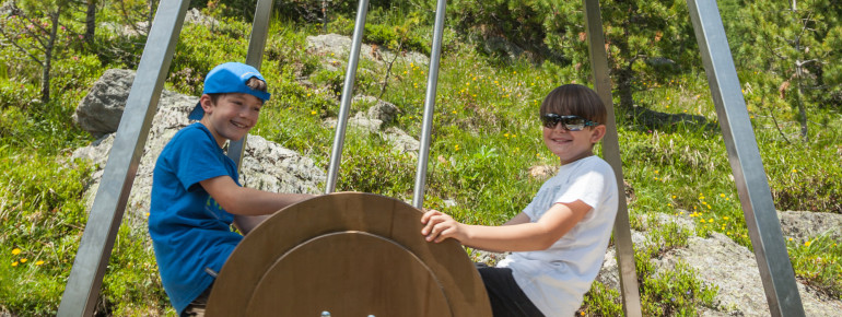 In Nocky's AlmZeit wird das Uhrpendel zur Schaukel.