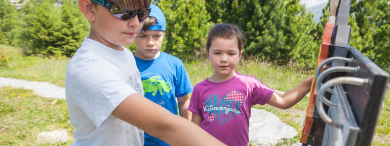 Immer wieder warten lernreiche Spiele entlang des Weges.