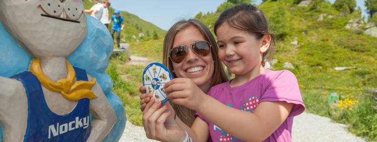 Mit Hilfe eines kostenlosen Kinderbüchleins werden Kinder durch die AlmZeit gelotst.