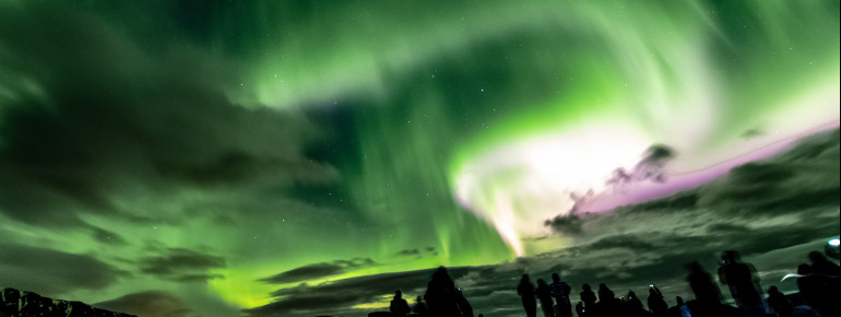 Spektakuläre tanzende Nordlichter im Westen Islands, aufgenommen am 12. April 2018.