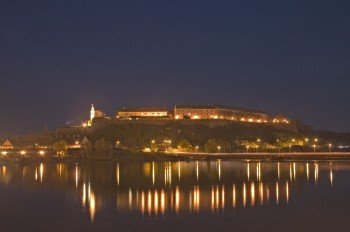 Bei Nacht ist die Festung Petrovaradin hell erleuchtet.